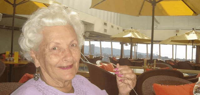 oma-auf-kreuzfahrtschiff