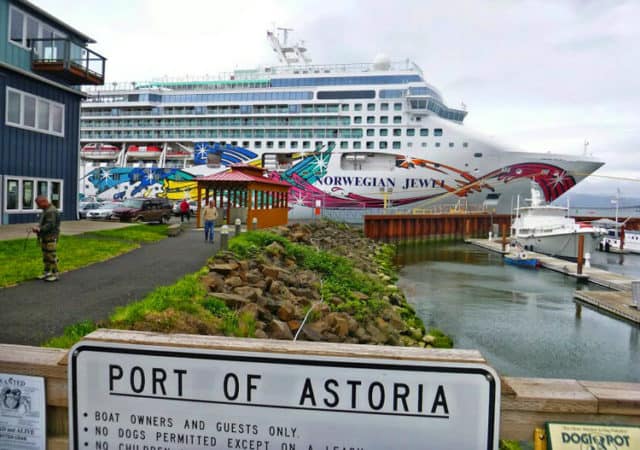 Norwegian Jewel im Hafen von Astoria