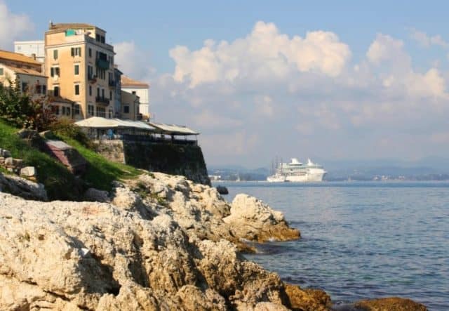 Blick zum Kreuzfahrthafen Korfu