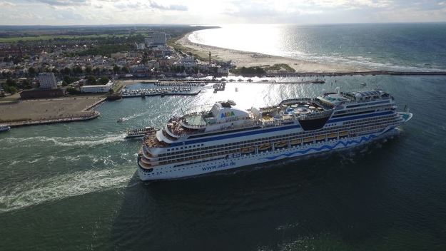 AIDA Cruises grüßt mit zwei AIDA Schiffen die Hanse Sail 2017 AIDACruises_AIDAmar_Auslaufen_Drohne_Hansesail