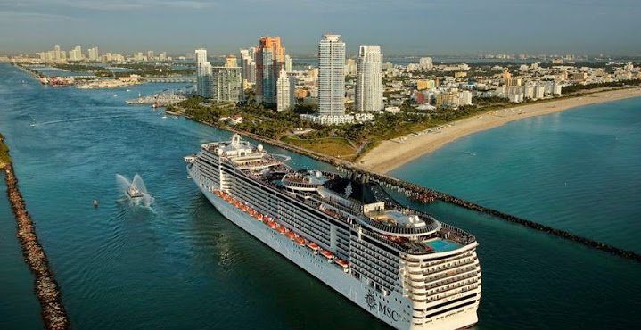 MSC Kreuzfahrtschiff läuft im Hafen von Miami ein