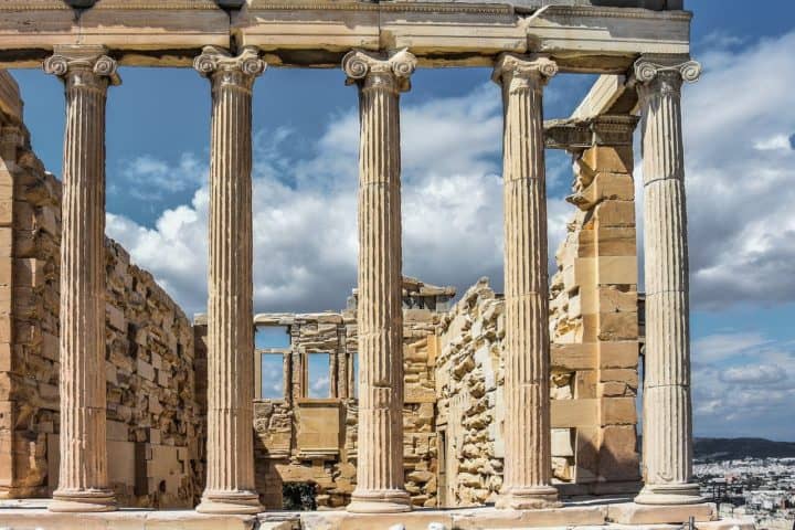 Die Akropolis von Athen ragt über die Stadt und bietet von hier aus eine tolle Aussicht