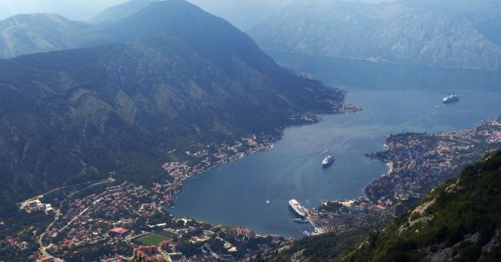 Blick vom Berg über Kotor, das Meer und die liegenden Kreuzfahrtschiffe
