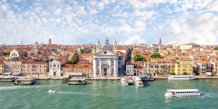 Die Fahrt durch den Giudecca-Kanal und den Kanal von San Marco bietet eine fantastische Aussicht über Venedig