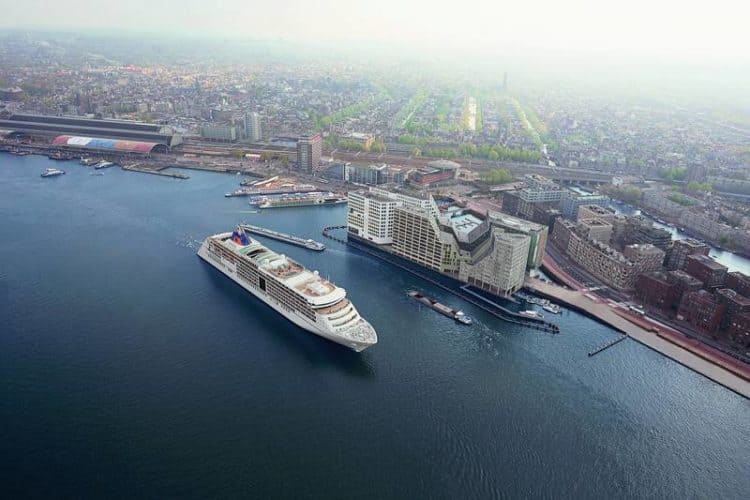 Die MS Europa 2 von Hapag Lloyd Kreuzfahrten in Amsterdam / Bildquelle: Hapag Lloyd Kreuzfahrten