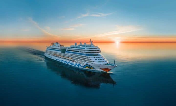 AIDAmar von AIDA Cruises im Sonnenuntergang auf See - Bild: AIDA Cruises