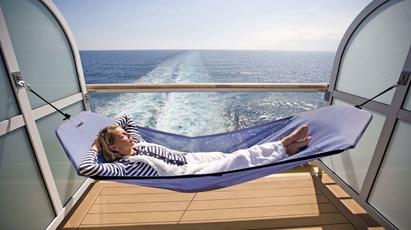 Gemütlich entspannen in der Hängematte an Bord der Mein Schiff - auch für Singlereisende sehr entspannend.