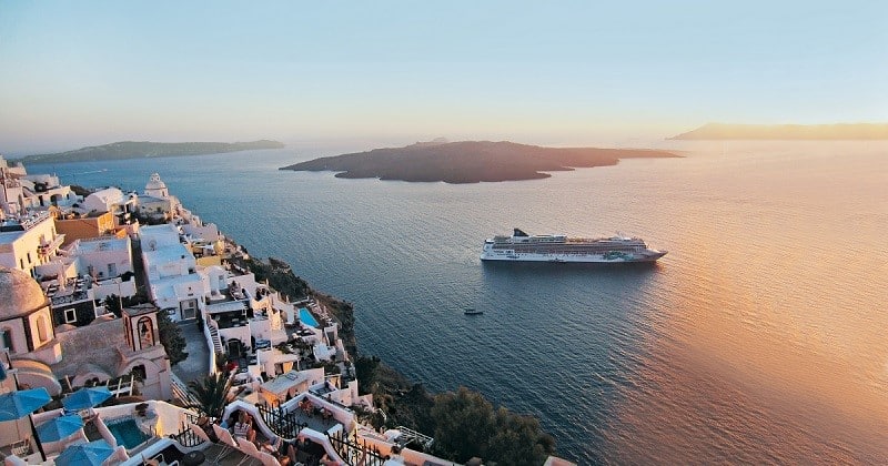 ncl-norwegian-jade-griechenland-santorini
