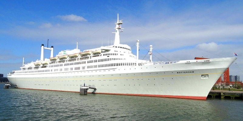 Das Hotel- und Museumsschiff SS Rotterdam bietet ausgezeichnete Kulinarik und jede Menge 50er Jahre Charme