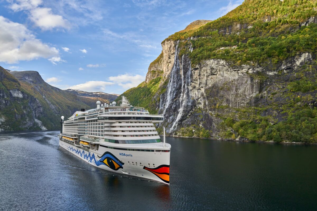 AIDAperla Kreuzfahrtschiff im Fjord