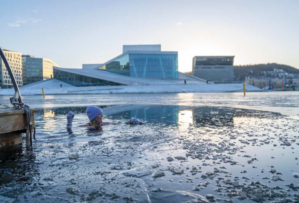 Eisbaden in Norwegen, ein unvergessliches Erlebnis. (c) Erik Rognan, Maverix Media