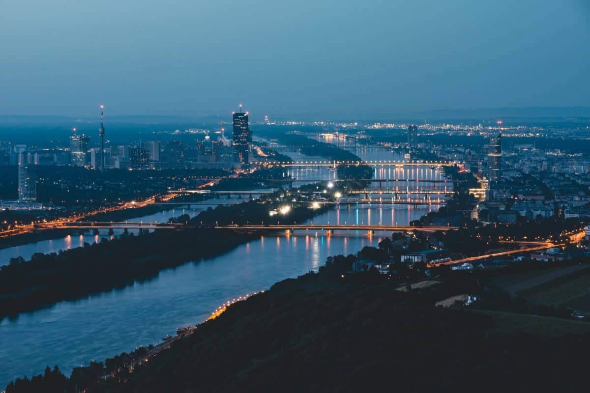 Die Skyline von Wien und die wundervolle Donau