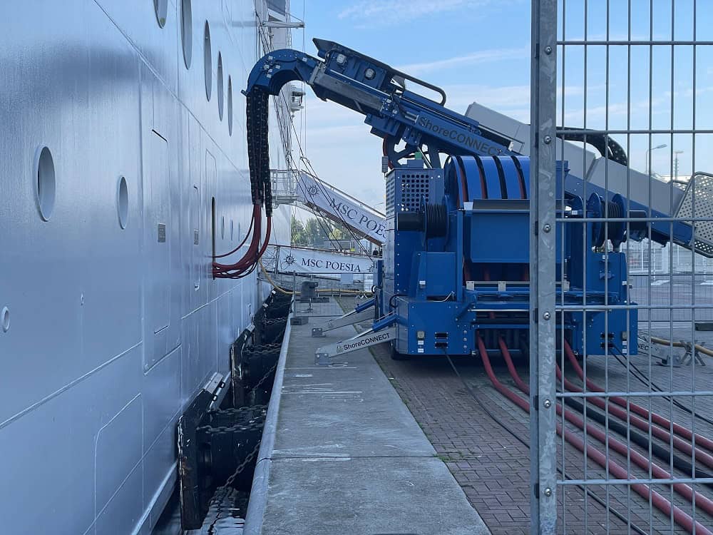 Die-MSC-Poesia-bezieht-zum-ersten-Mal-Landstrom-in-Warnemuende