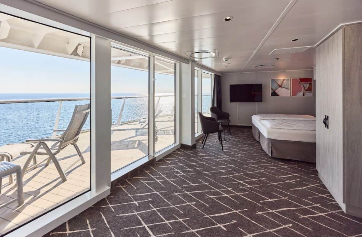 Eine Premium Veranda Kabine Standard mit Sessel / (c) TUI Cruises Mein Schiff