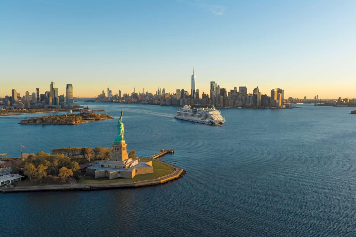 AIDAluna vor der Skyline von New York / Bild (c) Jake Buttler